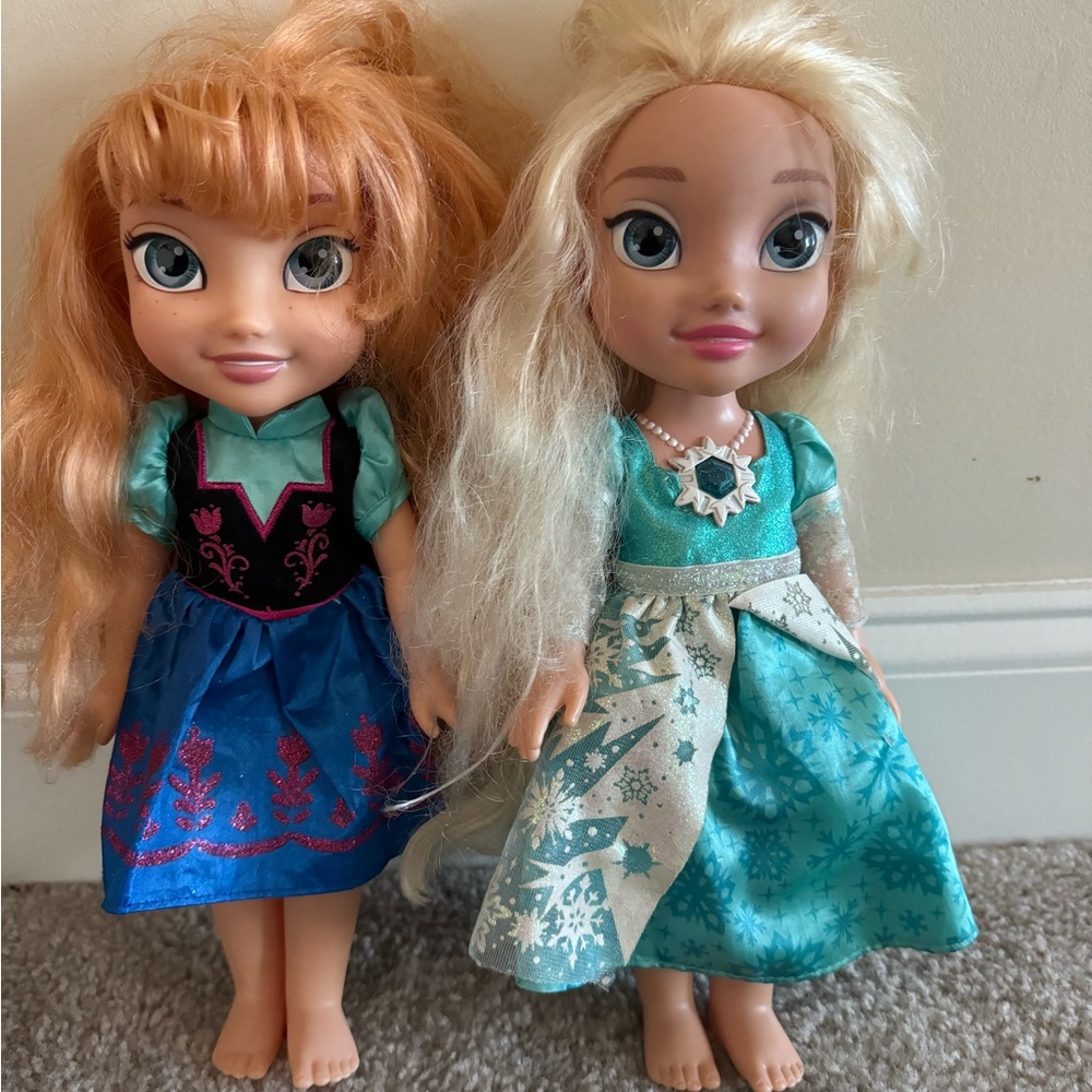 Elsa and Ana 
Frozen 
Dolls